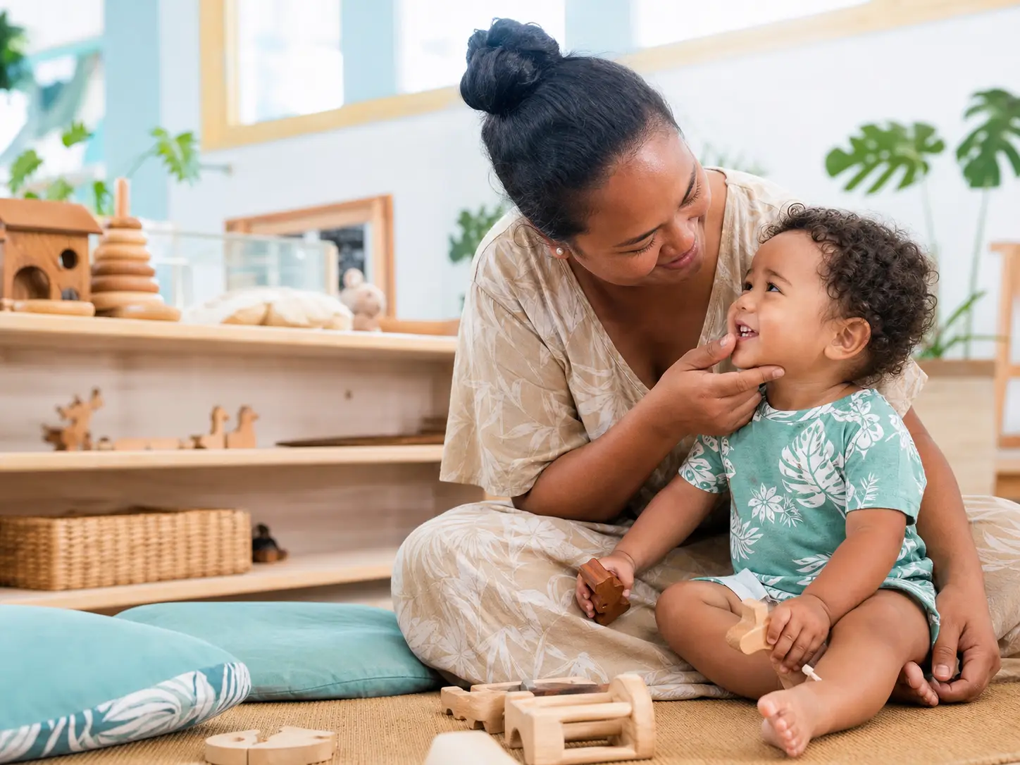 Professionnelle de la petite enfance partageant un moment avec un jeune enfant